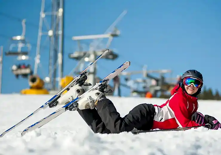 2026 Ramazan Bayramı tatilinde güneşli havada Erciyes Kayak Merkezi pistleri ve kayak yapanlar
