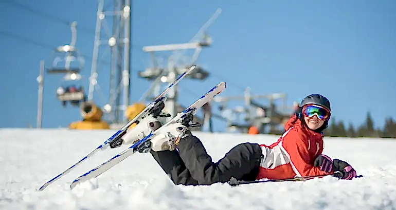 2026 Ramazan Bayramı tatilinde güneşli havada Erciyes Kayak Merkezi pistleri ve kayak yapanlar